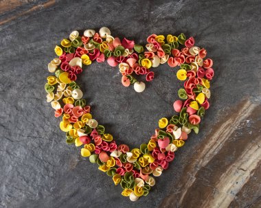 Çok renkli makarna çeşitleri. Çocuklar için lezzetli akşam yemeği. Makarna