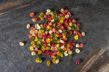 Çok renkli makarna çeşitleri. Çocuklar için lezzetli akşam yemeği. Makarna