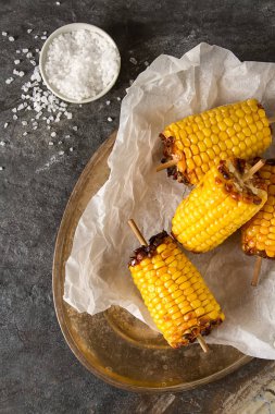 Mısır ızgara tuz ve baharatlar ile. Koyu arka plan. Fast food