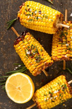 Mısır ızgara tuz ve baharatlar ile. Koyu arka plan. Fast food
