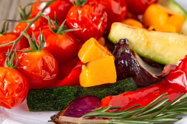 Izgara sebze tuz ve baharatlar ile. Koyu arka plan. Hızlı f