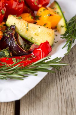 Izgara sebze tuz ve baharatlar ile. Koyu arka plan. Hızlı f