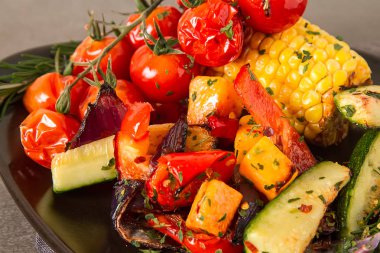 Izgara sebze tuz ve baharatlar ile. Koyu arka plan. Hızlı f