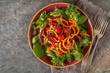 Pancar, havuç ıspanak ve domates salatası. Karanlık backgr