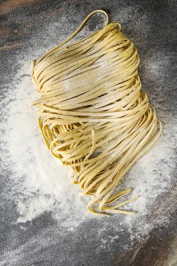 Un ile İtalyan ev yapımı tagliatelle. Koyu arka plan.
