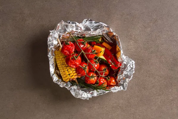 Grillade grönsaker med salt och kryddor. Mörk bakgrund. Snabb f — Stockfoto