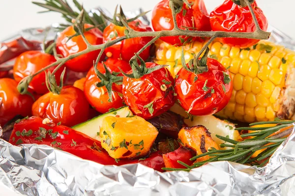 Grillowane warzywa z dodatkiem soli i przypraw. Ciemne tło. F szybkie — Zdjęcie stockowe