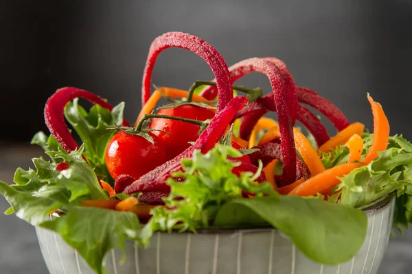 Sallad med rödbetor, morötter med spenat och tomater. Mörka bakgr — Stockfoto