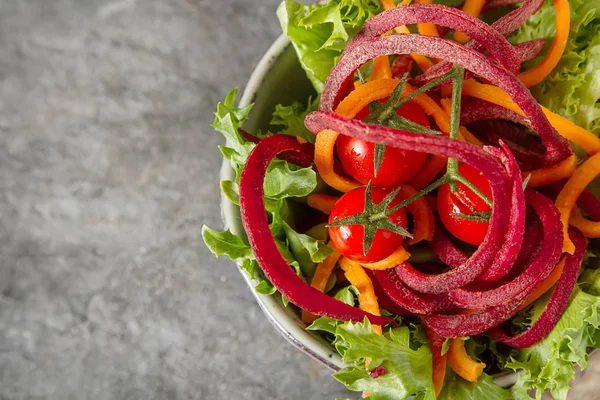 Salad with beets, carrots with spinach and tomatoes. Dark backgr — Stock Photo, Image