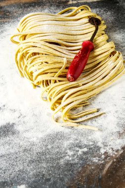 Un ile İtalyan ev yapımı tagliatelle. Koyu arka plan.