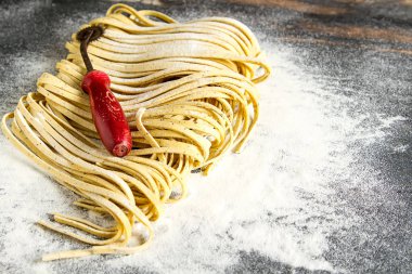 Un ile İtalyan ev yapımı tagliatelle. Koyu arka plan.