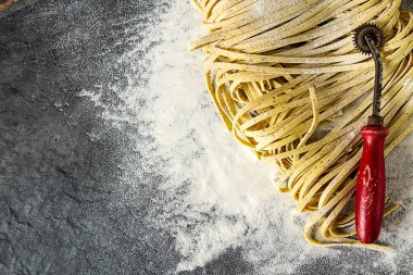 Un ile İtalyan ev yapımı tagliatelle. Koyu arka plan.