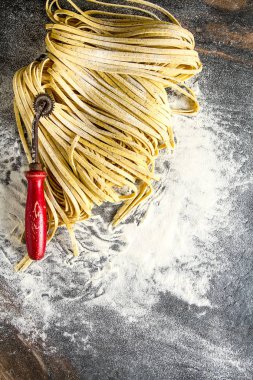 Un ile İtalyan ev yapımı tagliatelle. Koyu arka plan.