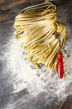 Un ile İtalyan ev yapımı tagliatelle. Koyu arka plan.