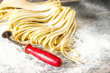 Un ile İtalyan ev yapımı tagliatelle. Koyu arka plan.