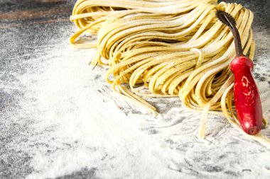 Un ile İtalyan ev yapımı tagliatelle. Koyu arka plan.