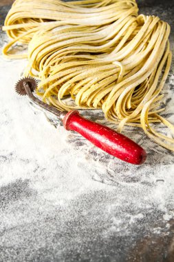 Un ile İtalyan ev yapımı tagliatelle. Koyu arka plan.
