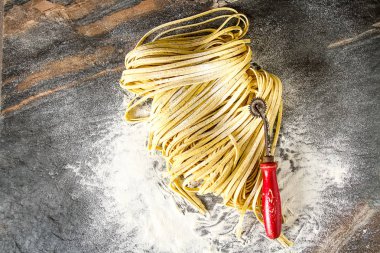 Un ile İtalyan ev yapımı tagliatelle. Koyu arka plan.