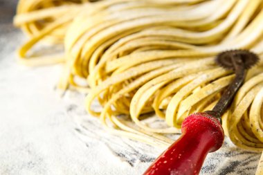 Un ile İtalyan ev yapımı tagliatelle. Koyu arka plan.