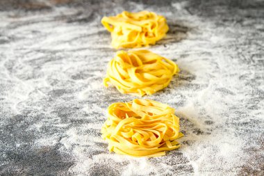 Un ile İtalyan ev yapımı tagliatelle. Koyu arka plan.