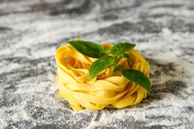 Un ve fesleğen ile İtalyan ev yapımı tagliatelle. Karanlık backgrou