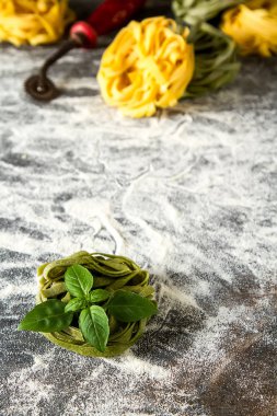 Un ve fesleğen ile İtalyan ev yapımı tagliatelle. Karanlık backgrou