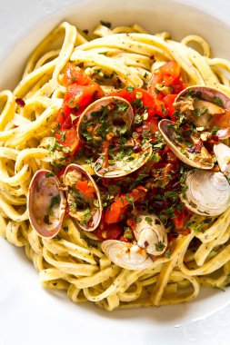 Midye ve domates ile bir restoranda İtalyan tagliatelle. D