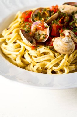 Midye ve domates ile bir restoranda İtalyan tagliatelle. D