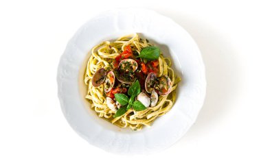 Midye ve domates ile bir restoranda İtalyan tagliatelle. D