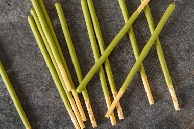 Parlak kırbaç kurabiye kutusu. Japonya tatlılar. karanlık backgro