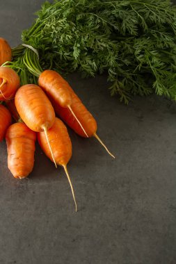Genç havuç. Taze vejetaryen ürünleri. Chi lezzetli yemek
