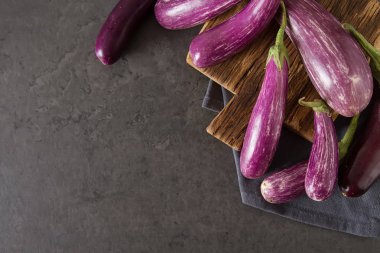 Küçük patlıcan. Koyu arka plan. Villag gelen Vejetaryen yiyecekler