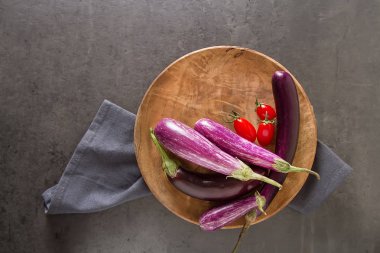 Küçük patlıcan, domates. Koyu arka plan. Vejetaryen yiyecekler