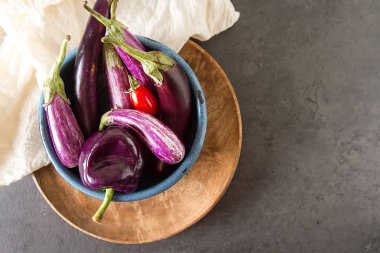 Küçük patlıcan, domates. Koyu arka plan. Vejetaryen yiyecekler