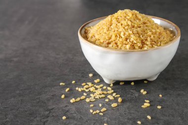 Bulgur karanlık bir arka plan üzerinde. Oryantal yemek.