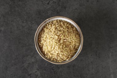 Bulgur karanlık bir arka plan üzerinde. Oryantal yemek.