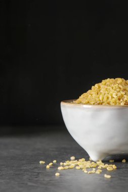 Bulgur karanlık bir arka plan üzerinde. Oryantal yemek.