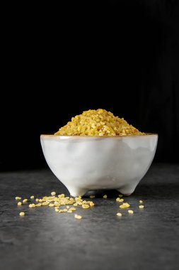 Bulgur karanlık bir arka plan üzerinde. Oryantal yemek.