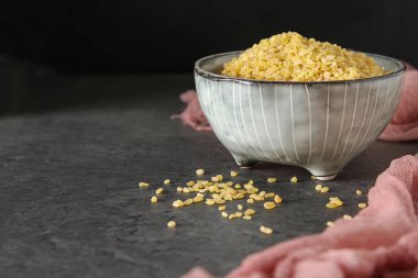 Bulgur karanlık bir arka plan üzerinde. Oryantal yemek.