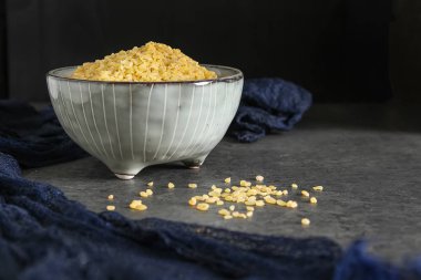 Bulgur karanlık bir arka plan üzerinde. Oryantal yemek.