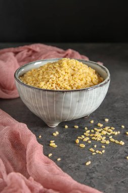 Bulgur karanlık bir arka plan üzerinde. Oryantal yemek.