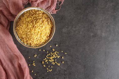 Bulgur karanlık bir arka plan üzerinde. Oryantal yemek.