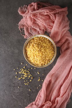 Bulgur karanlık bir arka plan üzerinde. Oryantal yemek.