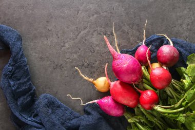 Taze renkli turp aldı. Sebze yetiştirme. Vejetaryen