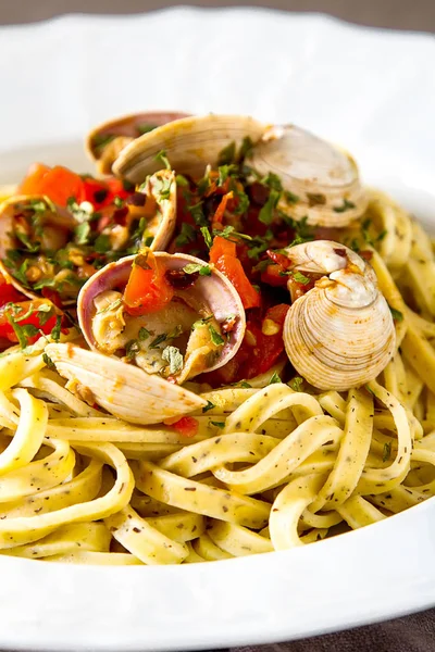 Italian tagliatelle in a restaurant with mussels and tomatoes. D — Stock Photo, Image