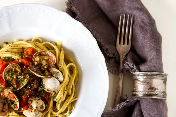 Tagliatelle italiano en un restaurante con mejillones y tomates. D) — Foto de Stock