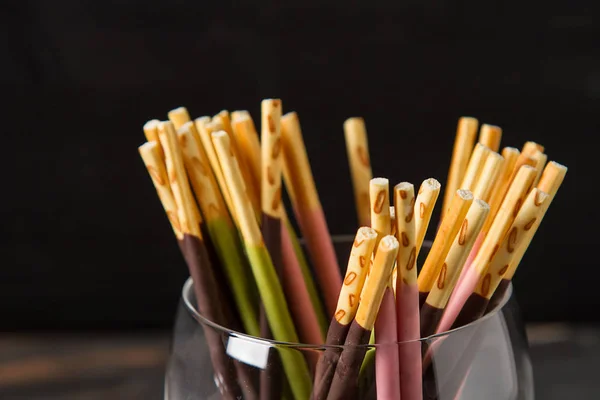 Scatola per biscotti con fustigazione luminosa. Dolci giapponesi. backgro scuro — Foto Stock