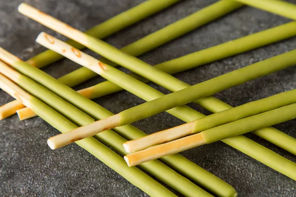 Scatola per biscotti con fustigazione luminosa. Dolci giapponesi. backgro scuro — Foto Stock