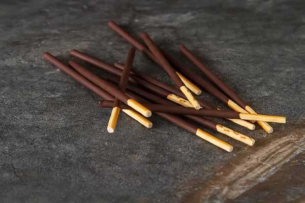 Caixa de biscoitos com flagelação brilhante. Doces do Japão. backgro escuro — Fotografia de Stock