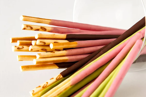 Scatola per biscotti con fustigazione luminosa. Dolci giapponesi. Bianco brillante — Foto Stock